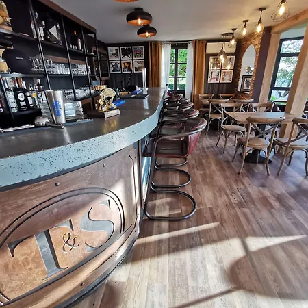 Les Terrasses De - & - Restaurant & 쏘뮤흐