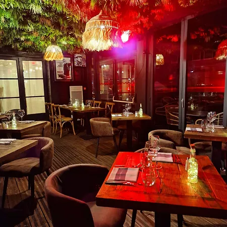 Les Terrasses De - & - Restaurant & ホテル